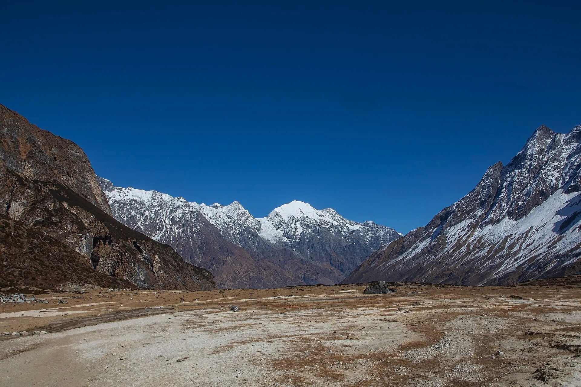 A wide glacial valley on the Manaslu Circuit