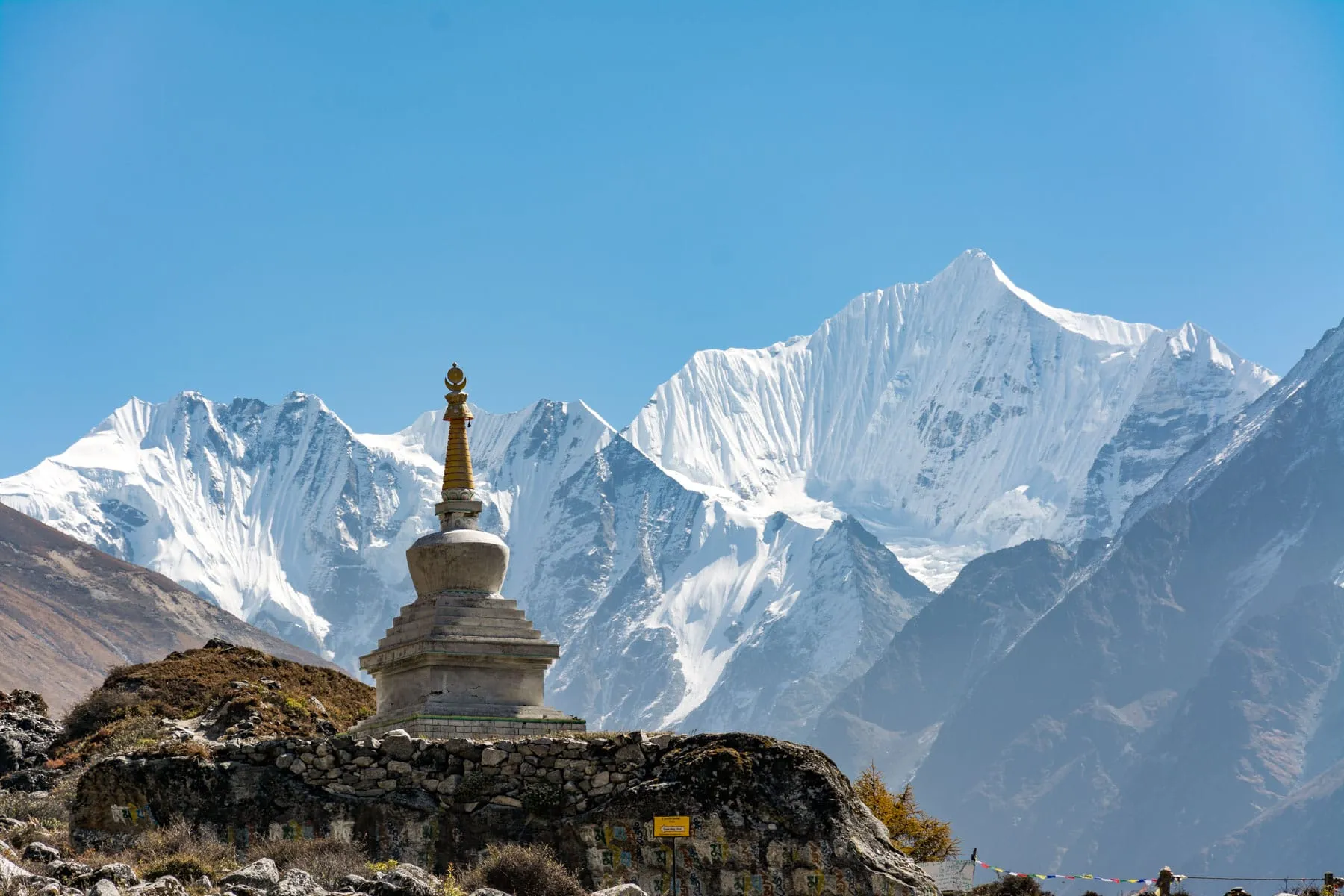 A white stupa between Langtang village and Kyanjin Gompa